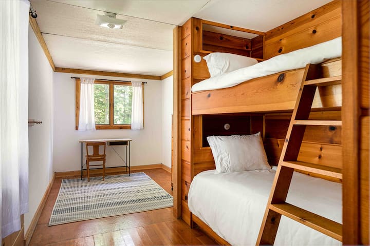 双层床和书桌-自拍摄以来，我们在顶层上铺添加了安全栏杆