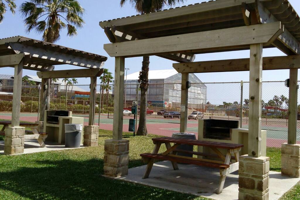 Asadores con vista a alberca y canchas de tennis
