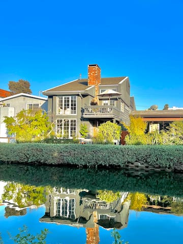 Venice Canal Home w Boat Dock & Sauna – 4 Bedrooms