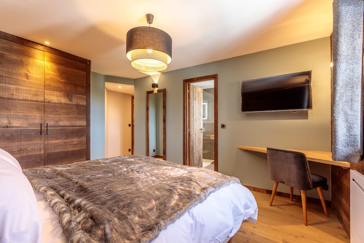 غرفة النوم الرئيسية 2. غرفة نوم مزدوجة وحمام وحمام منفصل.