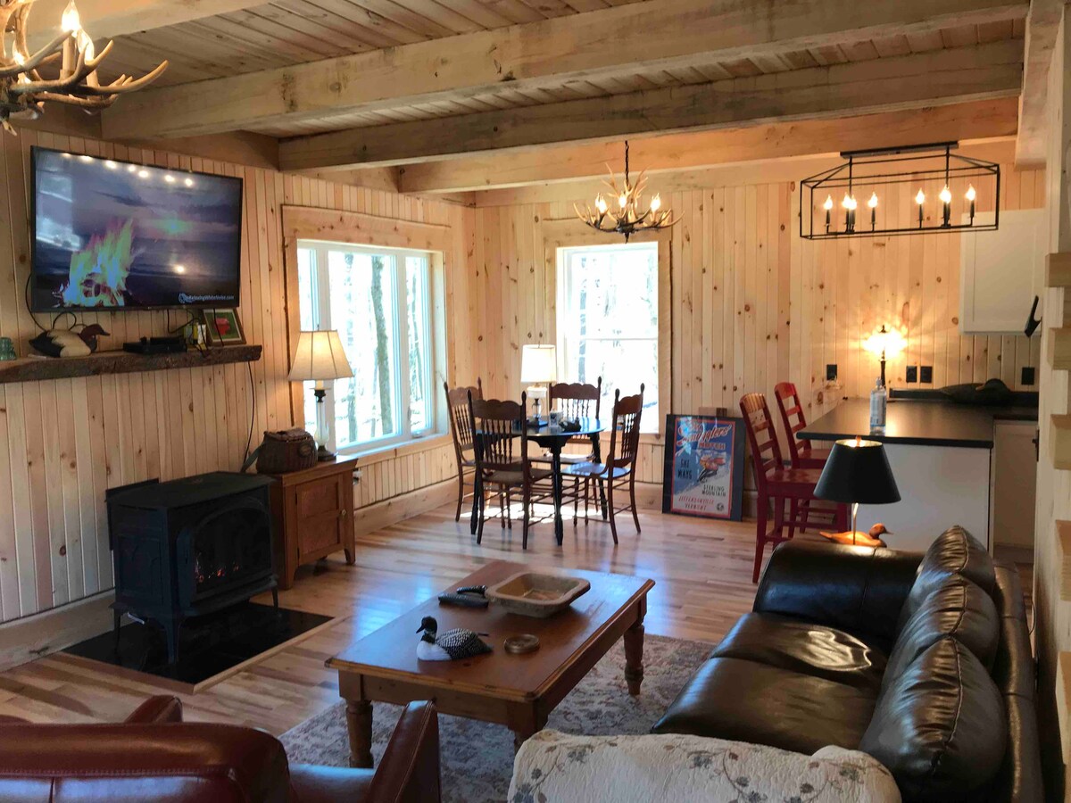 Popular Airbnb listing: Mountainside Lodge, near wedding barns/Stowe in Jeffersonville
