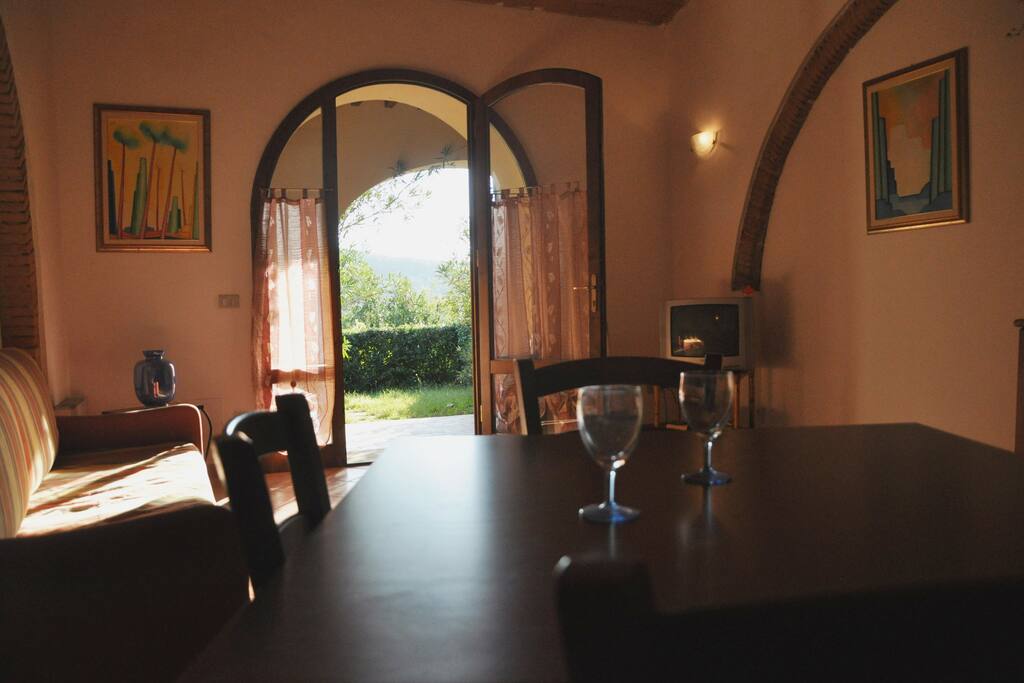 zona soggiorno-pranzo con divano letto singolo
