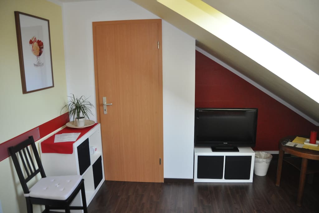 32'' LCD-TV und Verstaumöglichkeiten