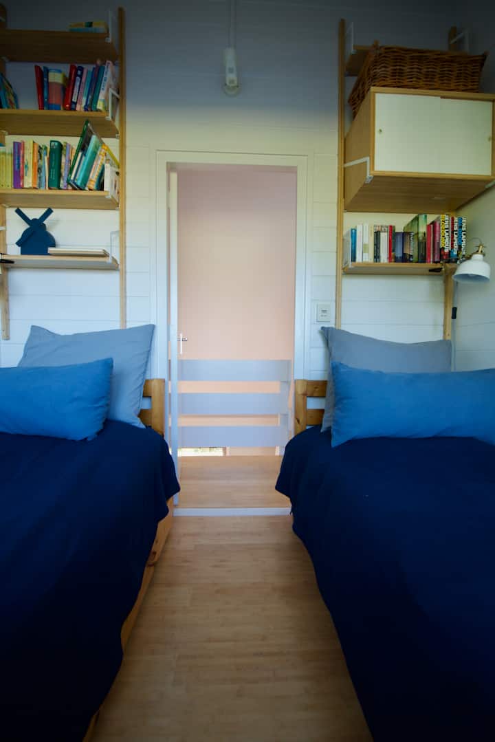 Dormitorio pequeño en el primer piso