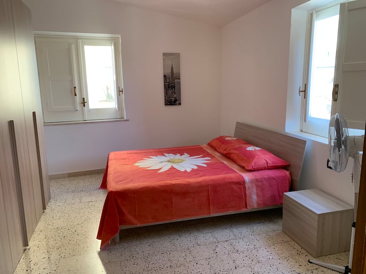 Chumba kikubwa cha kulala cha watu wawili na uwezekano wa kitanda cha tatu na kitanda cha mtoto