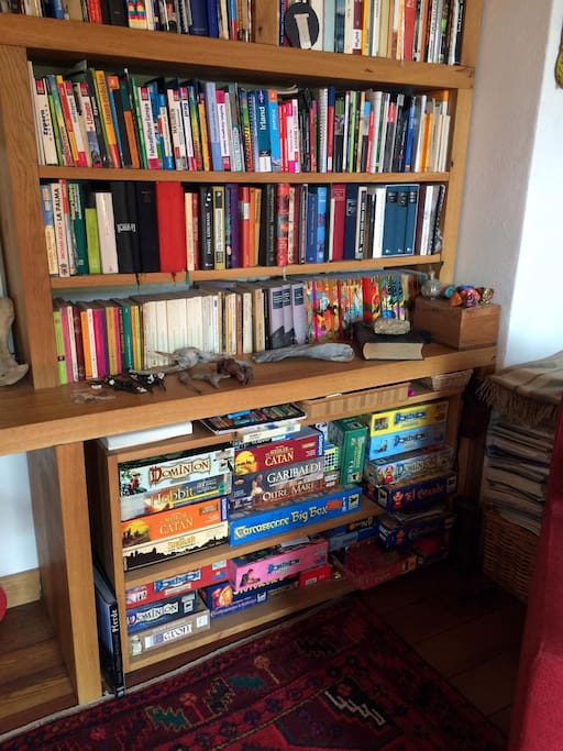 Wohnzimmer. Regal mit Spielen