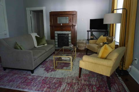 Successful Airbnb property: Charming Grant Park Bachelor Suite in Grant Park