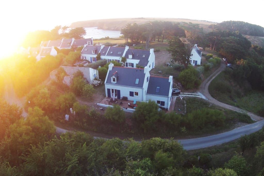vue du village maison en premier plan