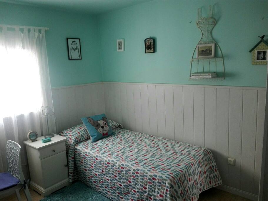 Dormitorio privado con cama de 90 y otra debajo. Un escritorio con silla, mesita de noche y armario amplio con espejo frontal. Recién pintado y lencería nueva. Muy bien iluminado.