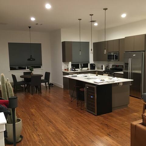 East Austin New Townhouse, perfect for F1 gallery image 4