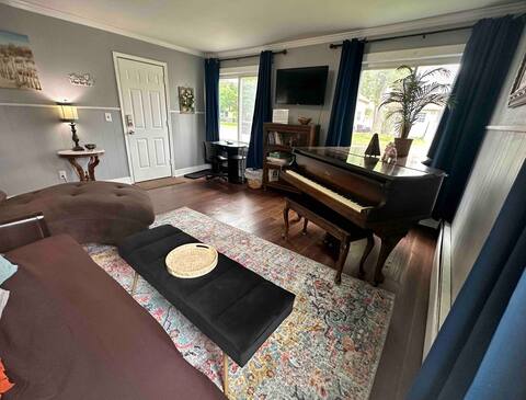 Charming, Cozy, Riverfront Retreat!