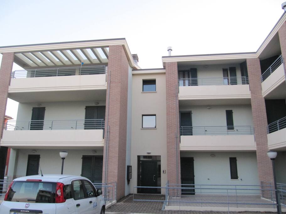 Facciata esterna, ingresso