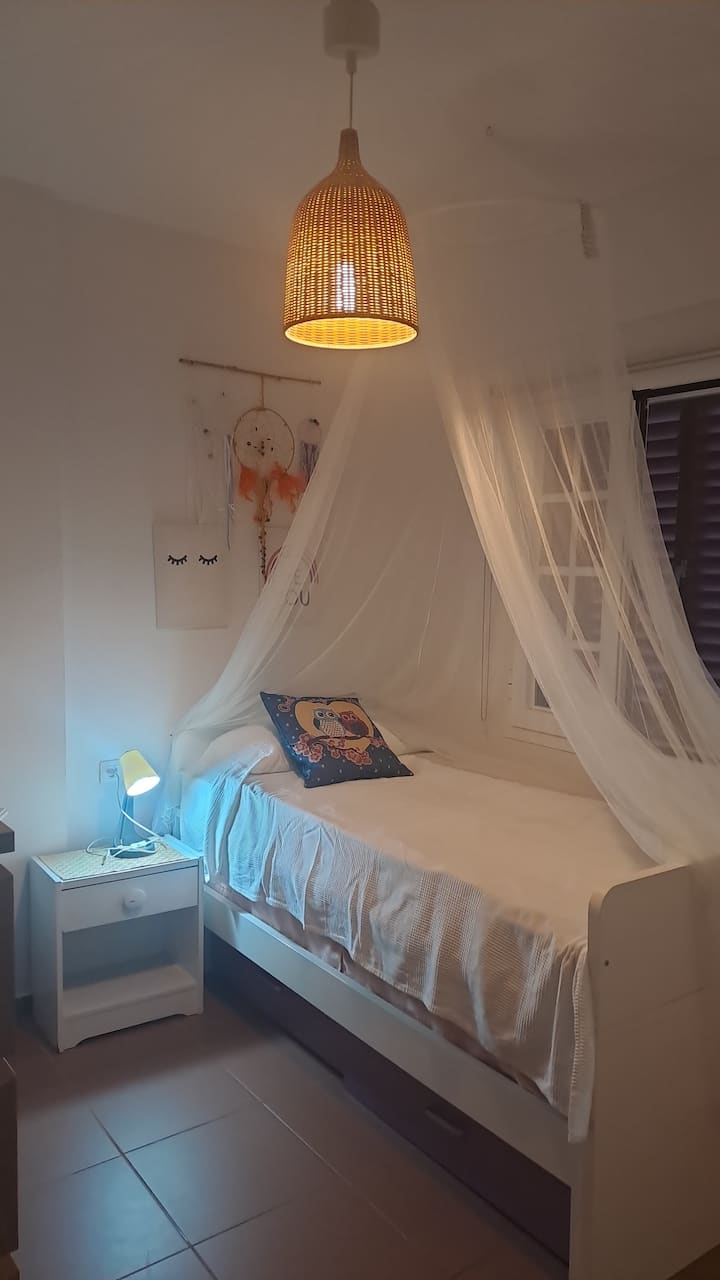 Spálňa s hniezdnou posteľou, ďalšia pod ňou