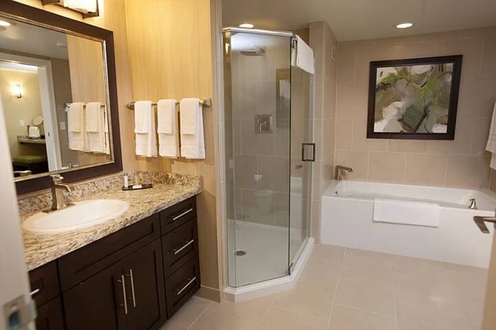 2 Bedroom Haven of Luxury Near The Strip gallery image 5