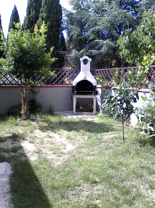 Giardino con barbecue