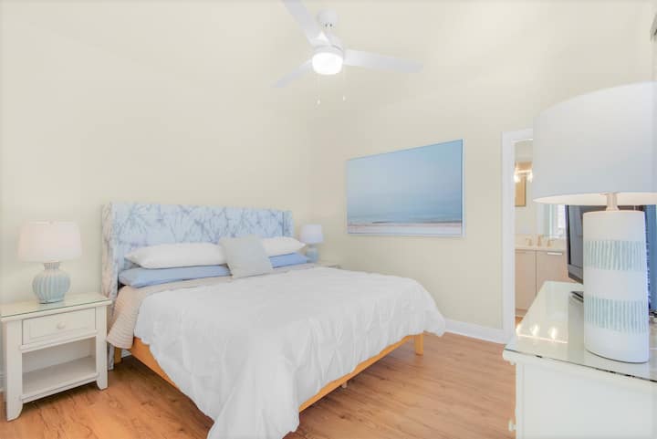 Втори етаж.  Спалня 4.  Снимка 1. Супер луксозен апартамент със самостоятелна баня и телевизор на стената.