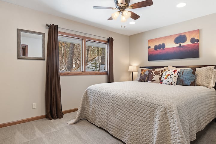 Საწოლი დიდი ზომის საწოლი ზემოთ, სტუმრების საძინებელში, ნომერი მეორე.