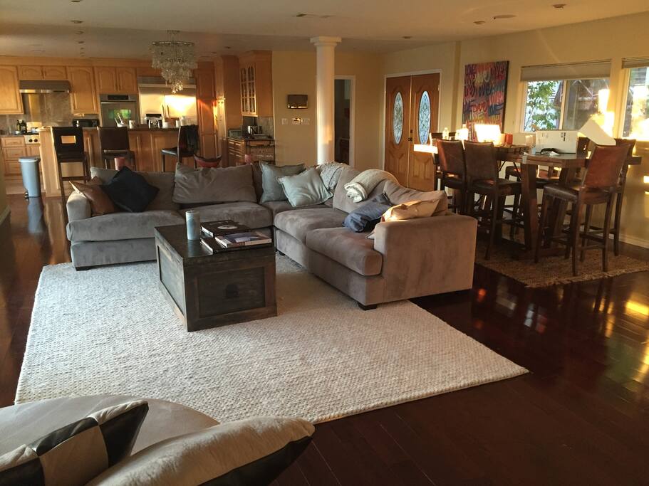 Livingroom and dining room area.