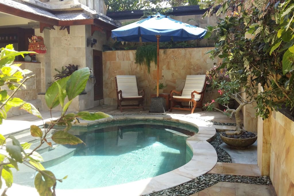 Place to relax at the swimmingpool.