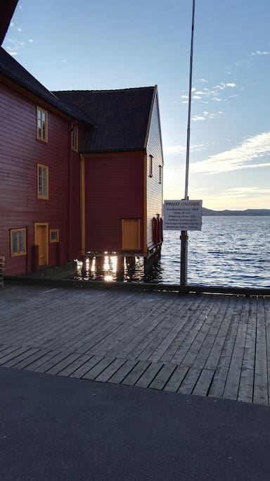 A view of Prefaboden in Skuteviken. Many of the buildings and especially the old wharf buildings are older than those of Bryggen, but they are sadly not on the UNESCO list. The sunset is best enjoyed from the quays here.