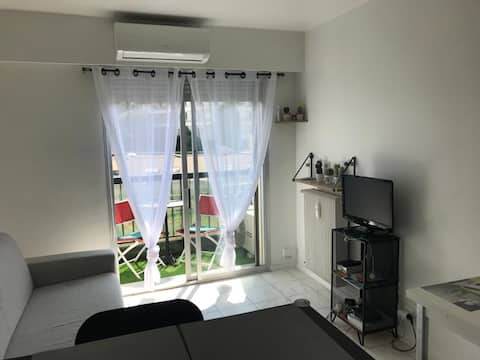 Popular Airbnb listing: Studio Nice center / refurbished / all comforts in Libération