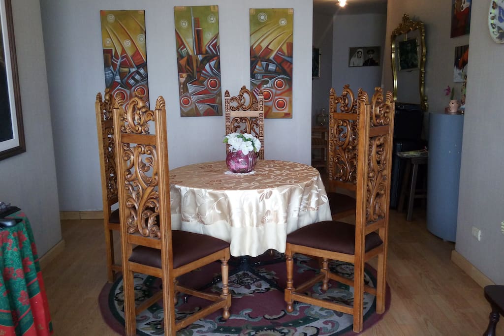 Este es el comedor del departamento.