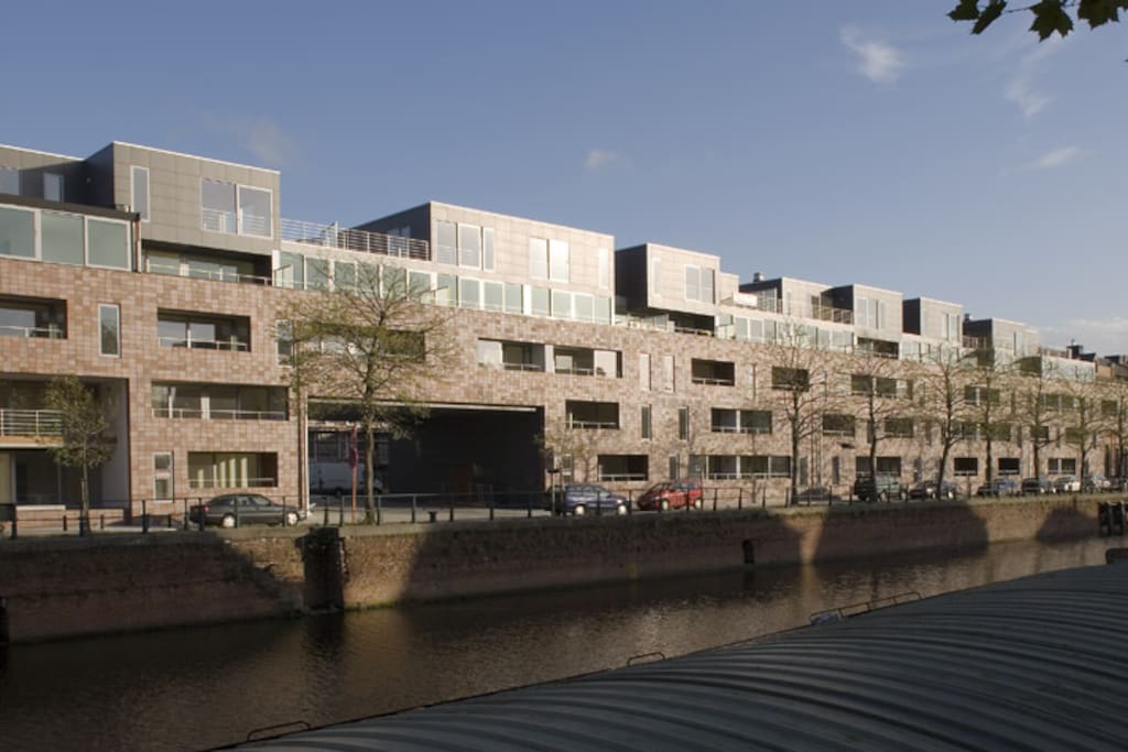 Ferdinand Lousbergskaai street view side of Het Volk, on the water or western side. If you find this building, you are in the right place!