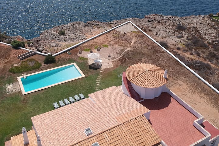 Casa con piscina, vistas y acceso privado al mar.