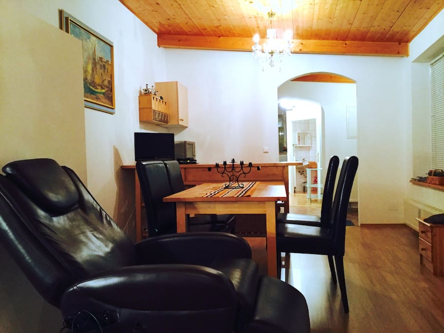 Wohnzimmer mit Blick auf den Esstisch und den Eingangsbereich