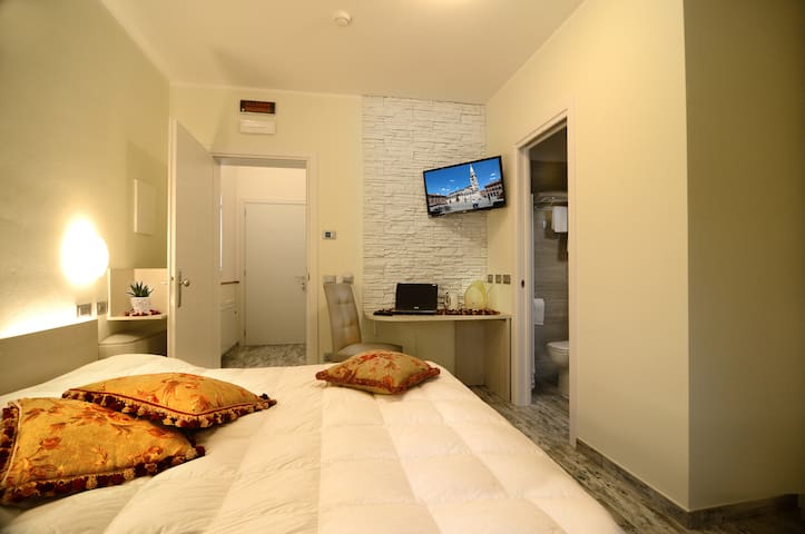 2 Stanza con bagno in camera e letto singolo