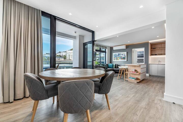 Strand Beach, Magnificent two bedroom Apartment… Sea Point gallery image 2