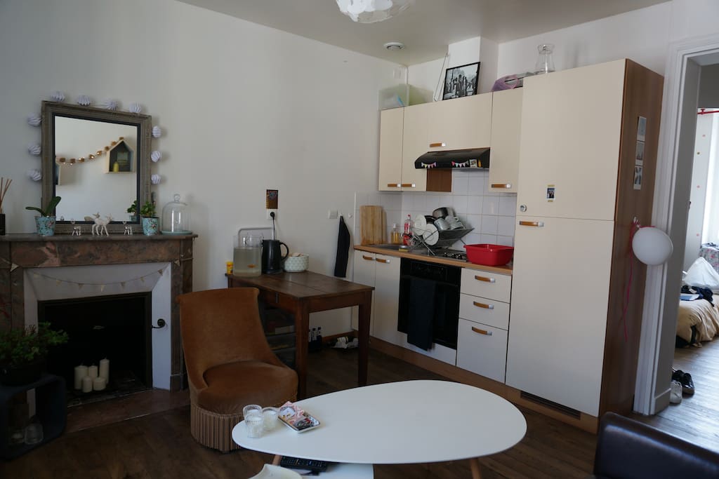 Le salon avec cuisine ouverte