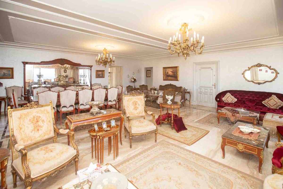 Explorez les meubles vintage de luxe et classiques.