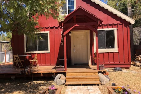 The Gingerbread House- Upstairs Room +Private Bath