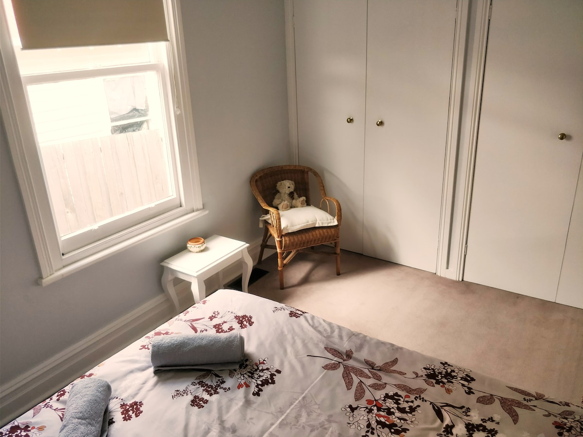 Spavaća soba ima udoban bračni krevet i ormar za odlaganje.

