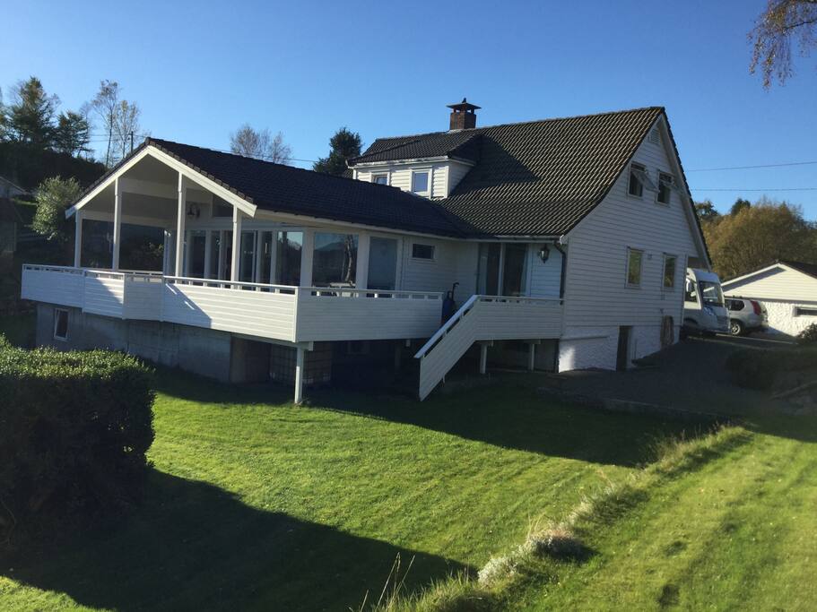 Forsiden av huset, stor om romslig terrasse