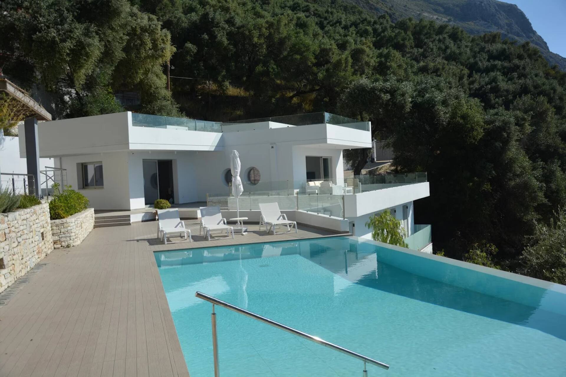 Villa ALGEOS suspended between sky and blue sea — foto 3