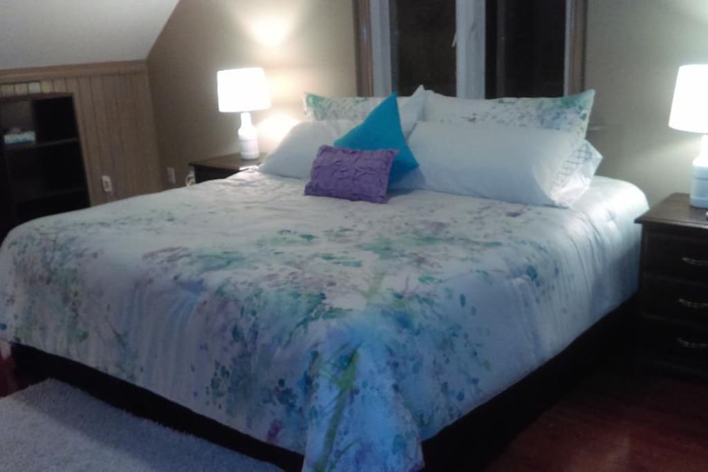 Spacious Blue - KIng or 2 Singles with a view of vineyard and orchards