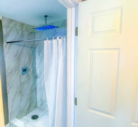 1 BR / 1 BA Suite Close to the Beach and All Shops