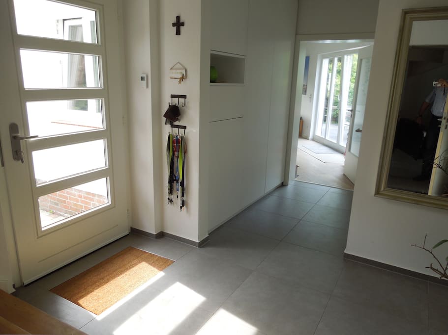 Eingangsbereich, Flur, rechts gehts zum Wohnzimmer, geradeaus zur Küche