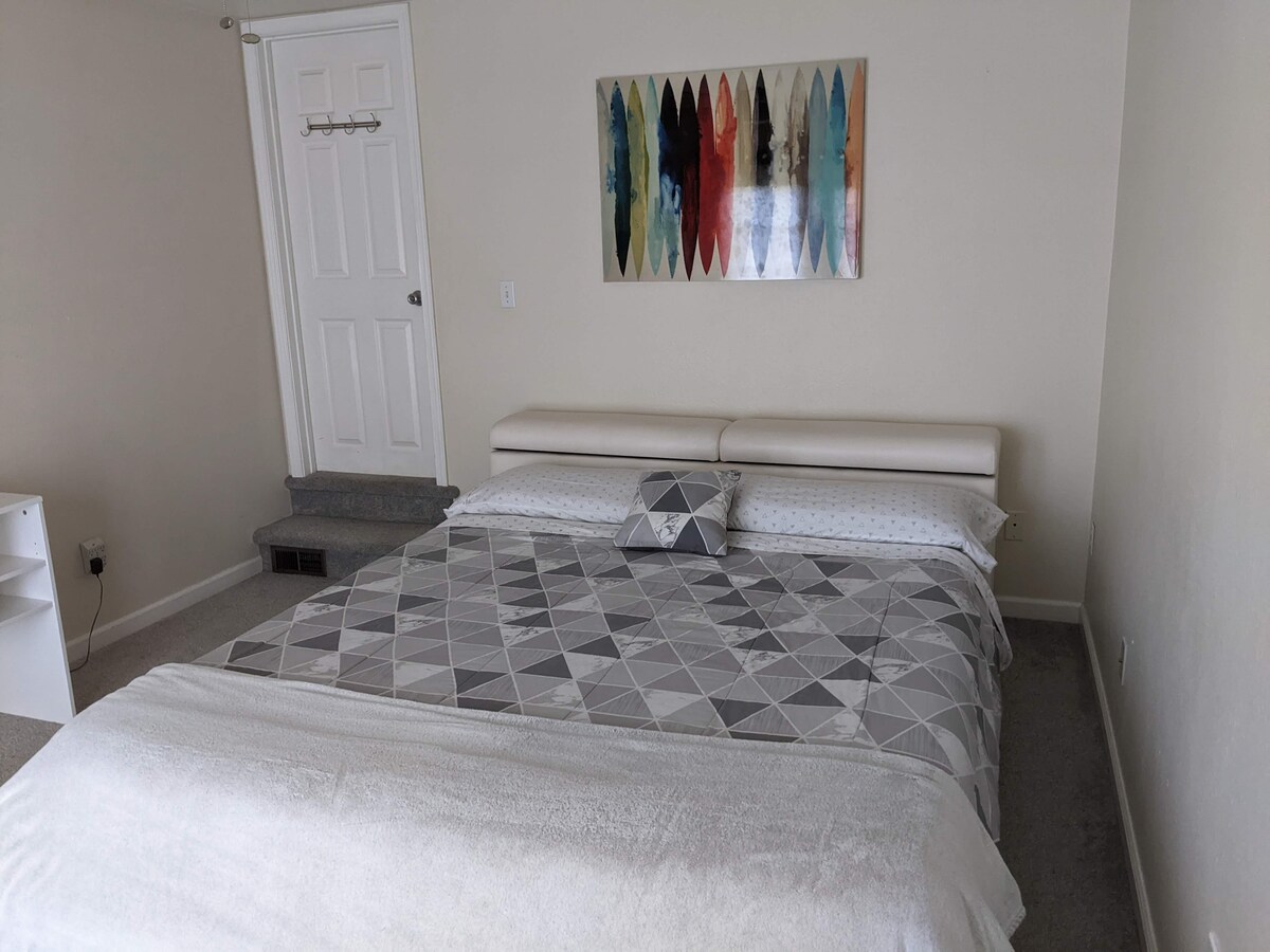 Krevat dopio "king" në dhomën kryesore të gjumit. 