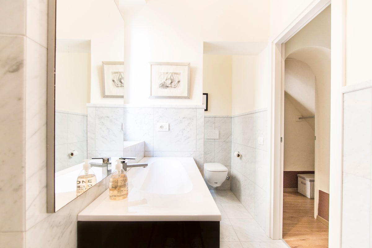 Lucca Walls Apartment — view 5