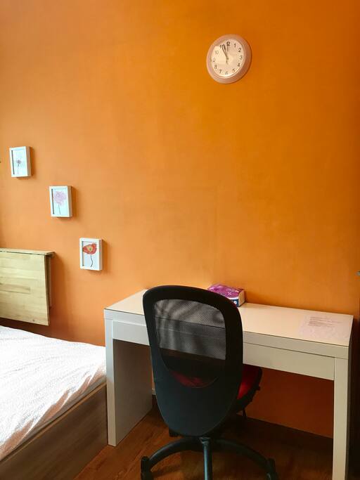 Desk in the room 房间书桌