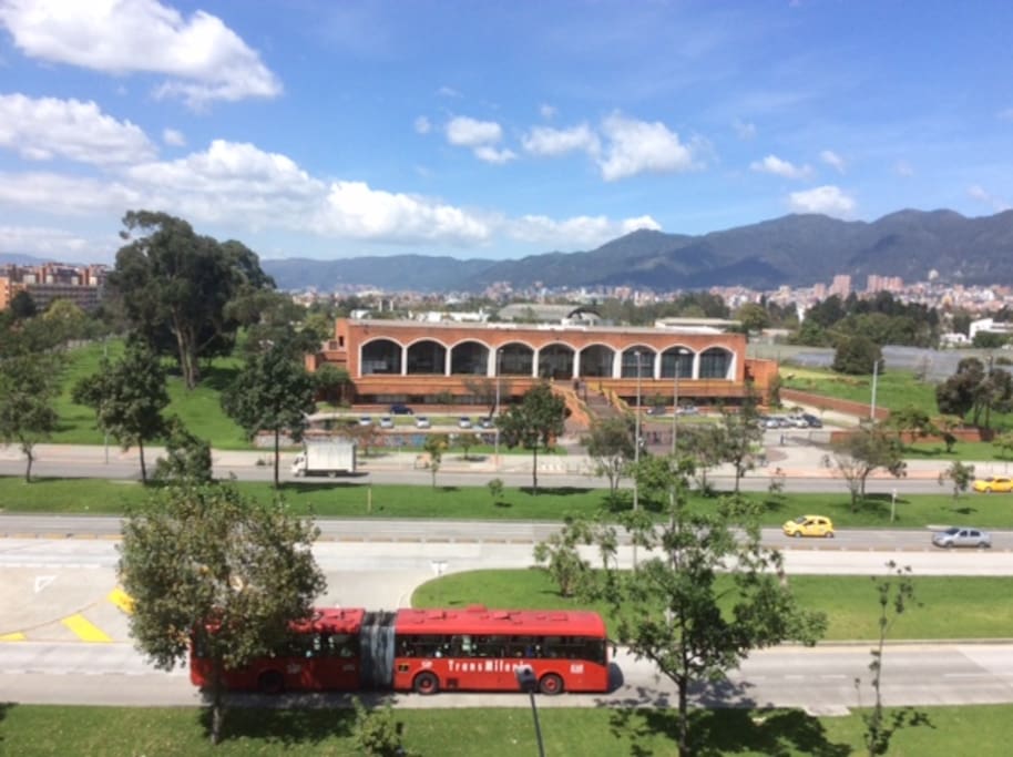 El sector es seguro, tranquilo y con múltiples opciones de transporte público. A una cuadra una estación de Transmilenio. También puedes solicitar disponibilidad de transporte privado por horas por un costo razonable.
