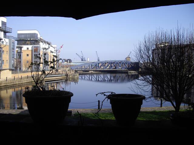 Bright flat with big terrace- Leith, Edinburgh gallery image 2