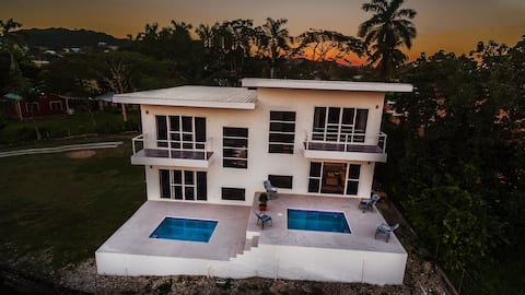 Suzie's Hilltop Villa 1