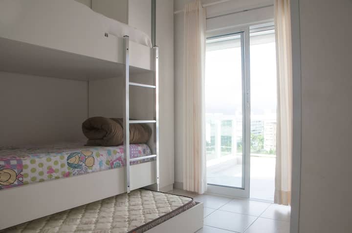 Dormitorio 3 camas con balcón sin baño. 