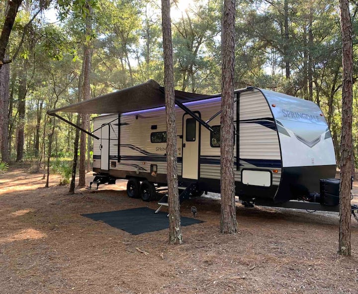 Cozy Up! New 2022 MB + Double Size Bunkhouses Campers/RVs for Rent