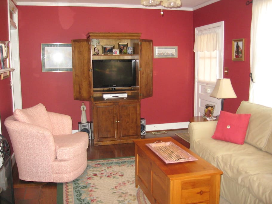 Living Room - Flatscreen TV, DVD player
