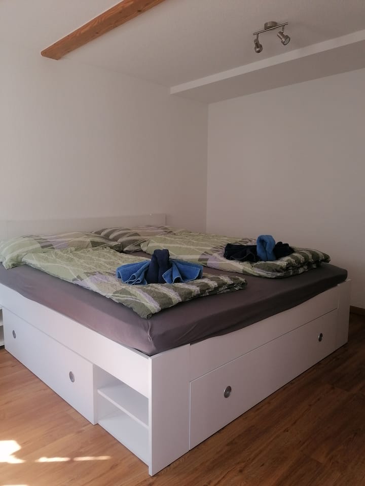 Bračni krevet 180 x 200 cm.